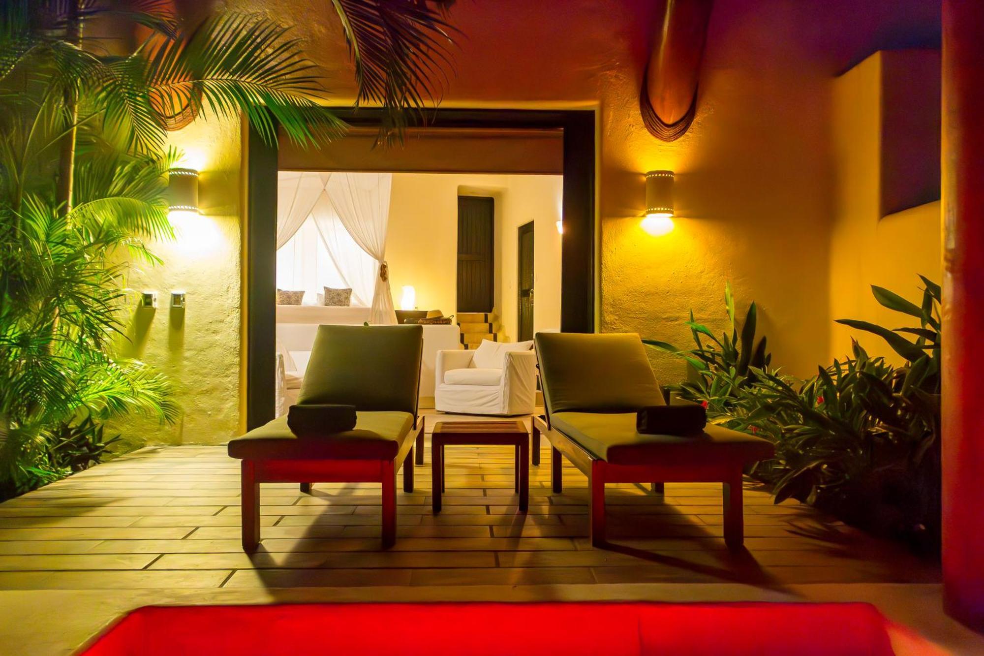 Tentaciones Hotel & Lounge Pool - Adults Only Zihuatanejo Exterior photo