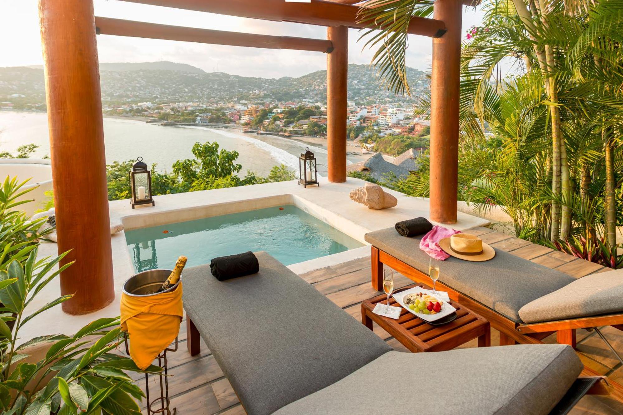 Tentaciones Hotel & Lounge Pool - Adults Only Zihuatanejo Exterior photo
