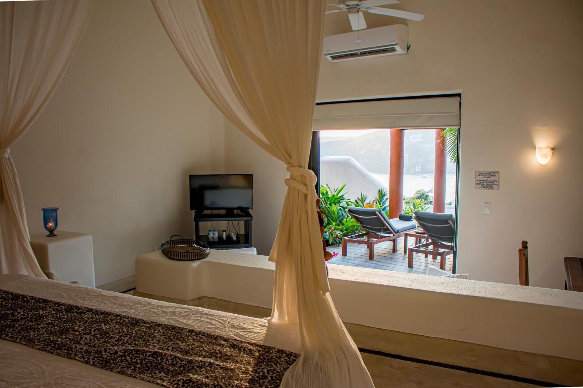 Tentaciones Hotel & Lounge Pool - Adults Only Zihuatanejo Exterior photo