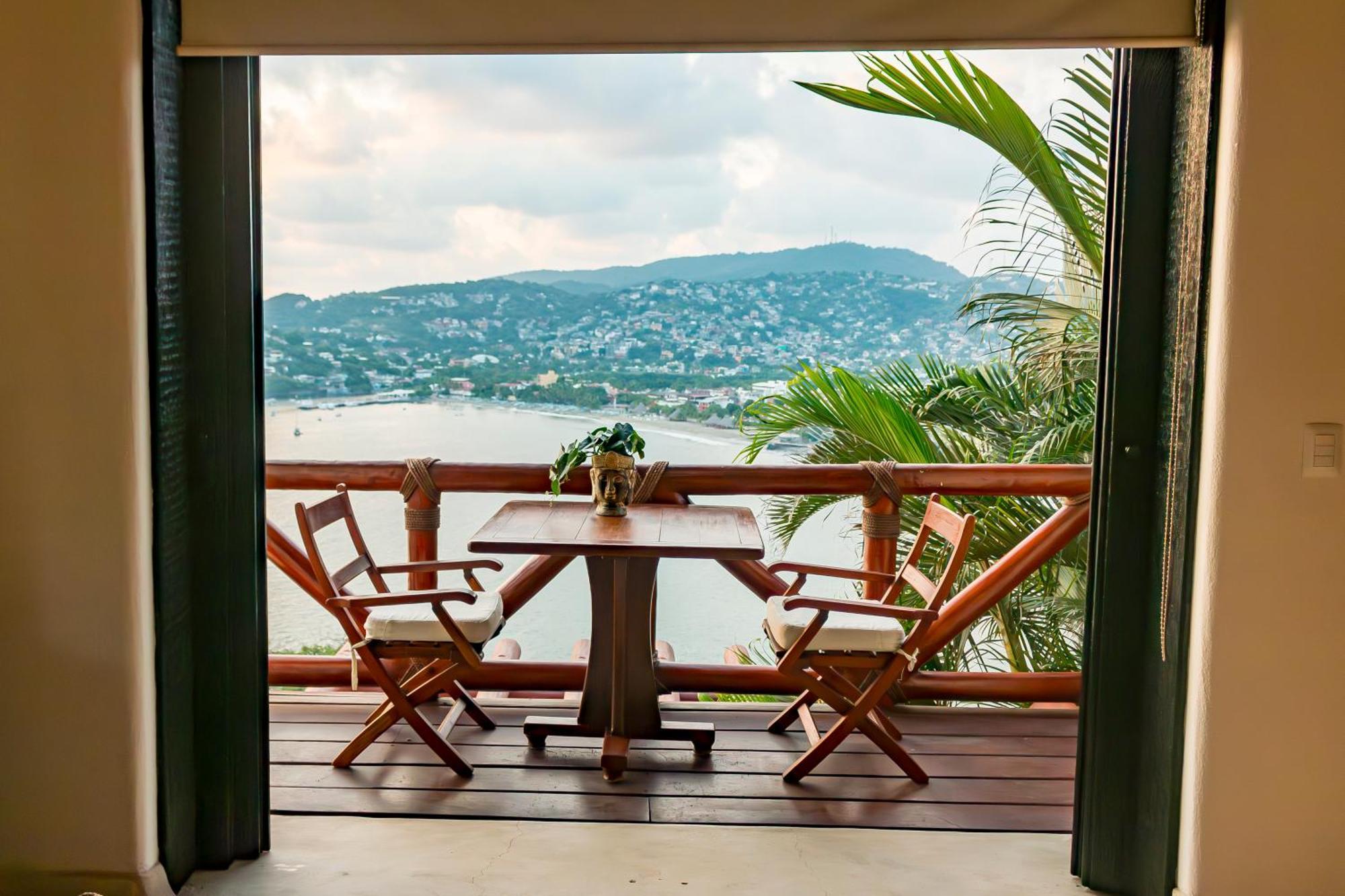 Tentaciones Hotel & Lounge Pool - Adults Only Zihuatanejo Exterior photo