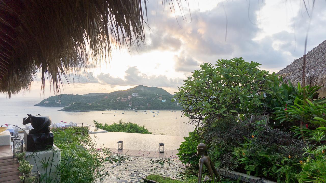 Tentaciones Hotel & Lounge Pool - Adults Only Zihuatanejo Exterior photo